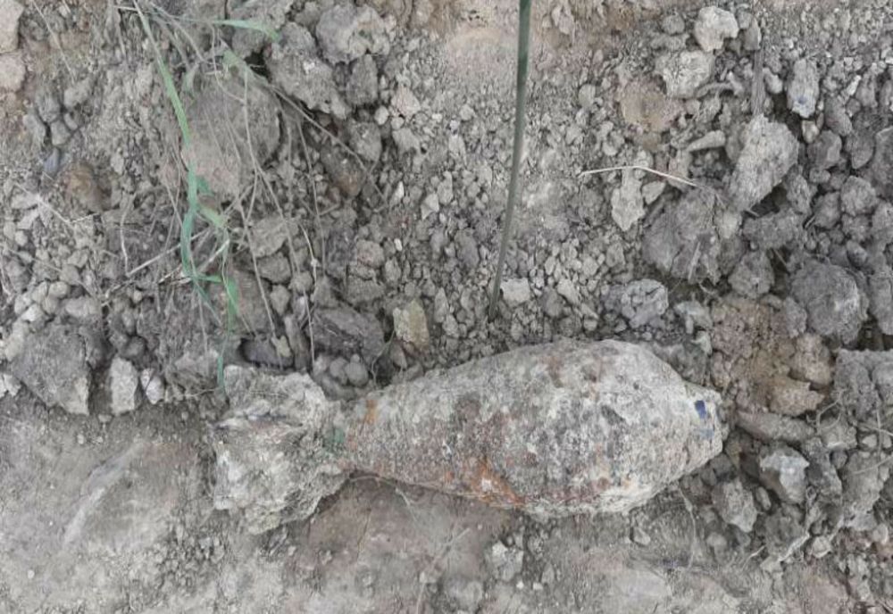 O bombă în stare de funcționare, găsită în timpul unor lucrări la un drum judeţean în Botoşani