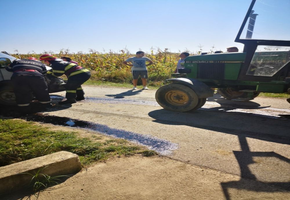 Două persoane au ajuns la spital după ce mașina în care erau s-a tamponat cu un tractor