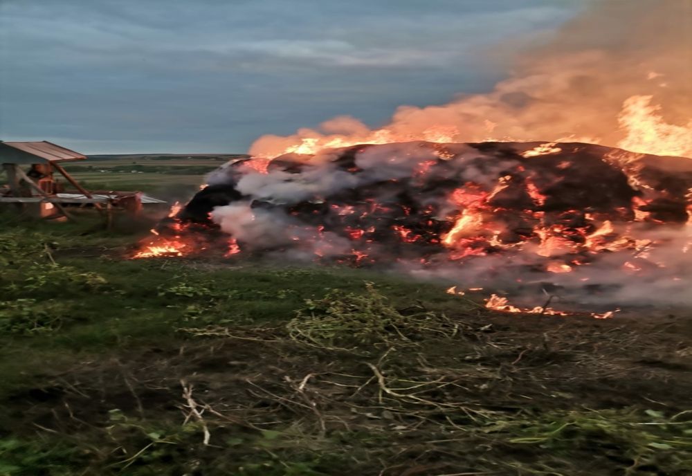 Pompierii au luptat 3 ore cu flăcările pentru a stinge un incendiu la Gârbești