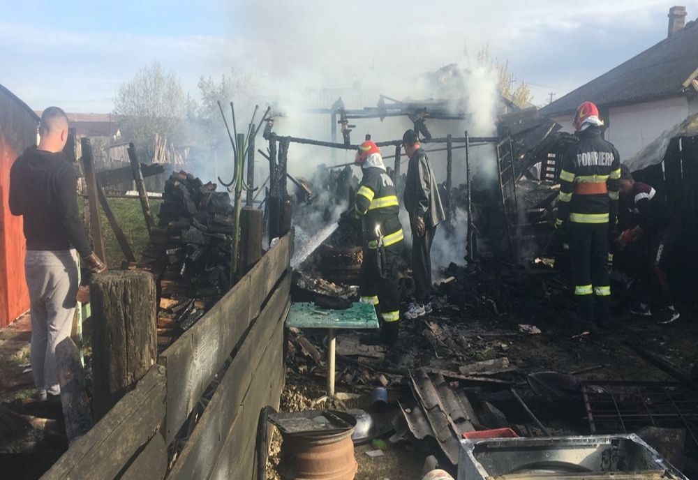 Magazie cu lemne și un hambar, mistuite de flăcări