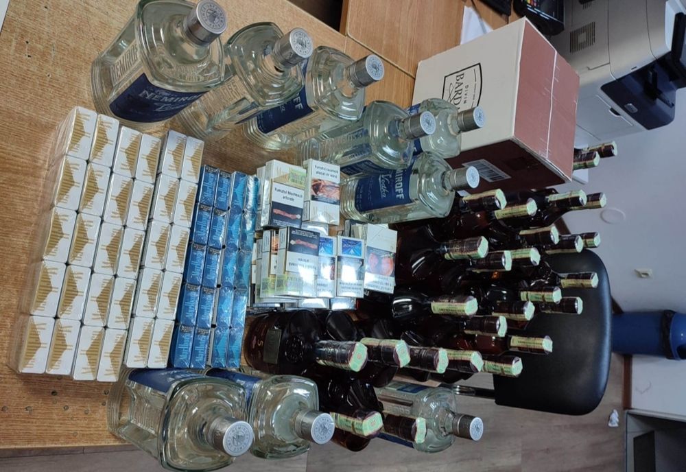 Băuturi şi ţigări de contrabandă, depistate într-un microbuz