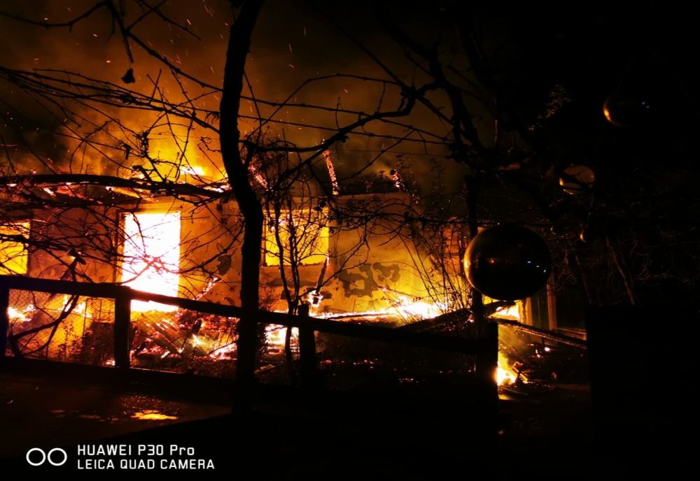 Și-a pierdut viața în flăcările care i-au mistuit casa! Totul a pornit de la o țigară uitată