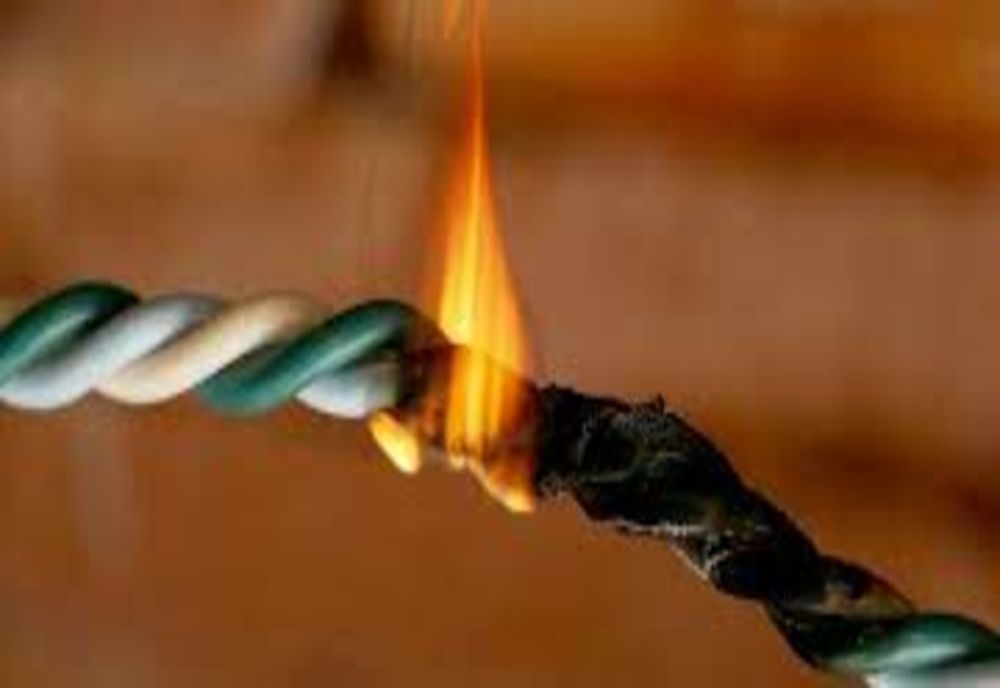 ATENȚIE! Nu folosiți instalații electrice improvizate! 