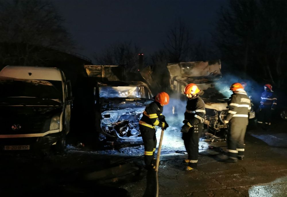 Două autoutilitare, distruse complet de flăcări la Botoșani