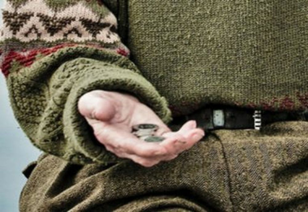 Nemulțumit pentru că a primit pomană puțină, un cerșetor a agresat o femeie