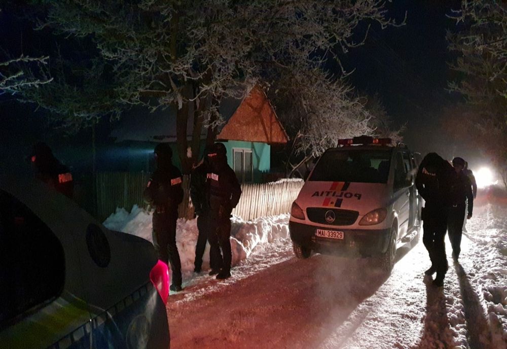 Țigări și medicamente de contrabandă, dar și articole piroehnice în valoare de 200.000 de lei, confiscate de polițiști 