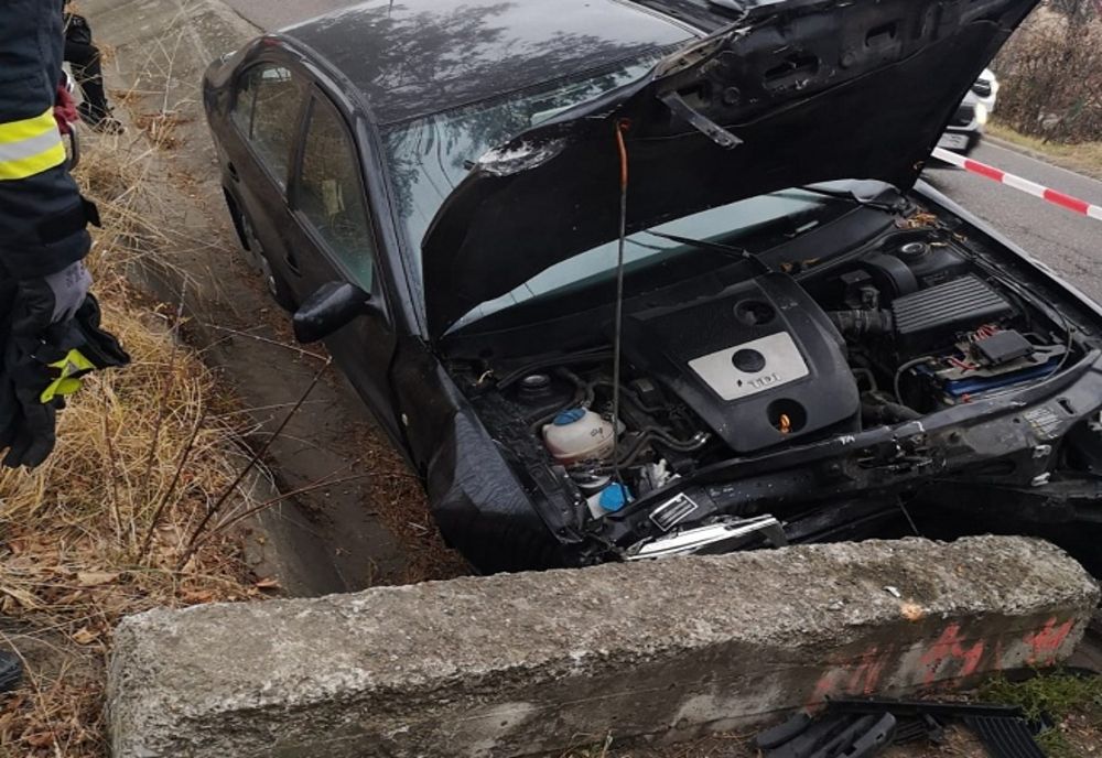Autoturism izbit într-un cap de pod la intrare în Dorohoi