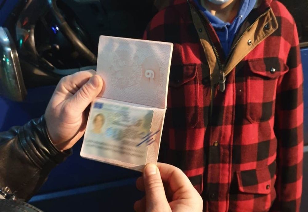 2.500 de euro plătiţi pentru o viză Schengen falsă