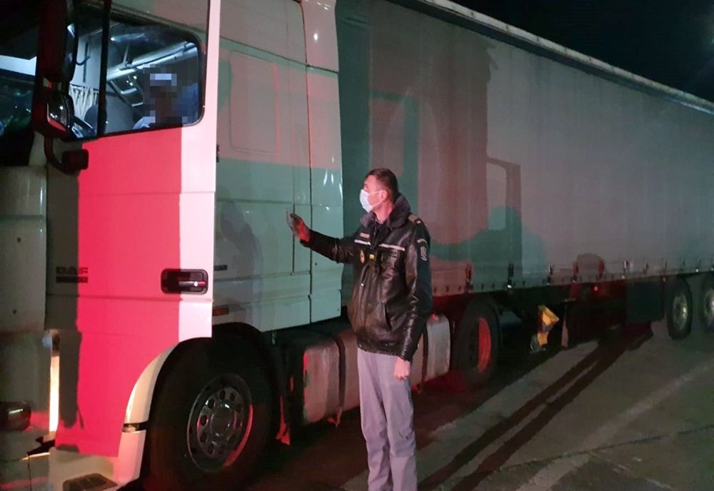 A testat vigilenţa poliţiştilor de frontieră la volanul unui camion radiat din circulaţie