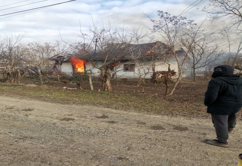 O bătrânică bolnavă a murit arsă de vie în flăcările care i-au cuprins casa