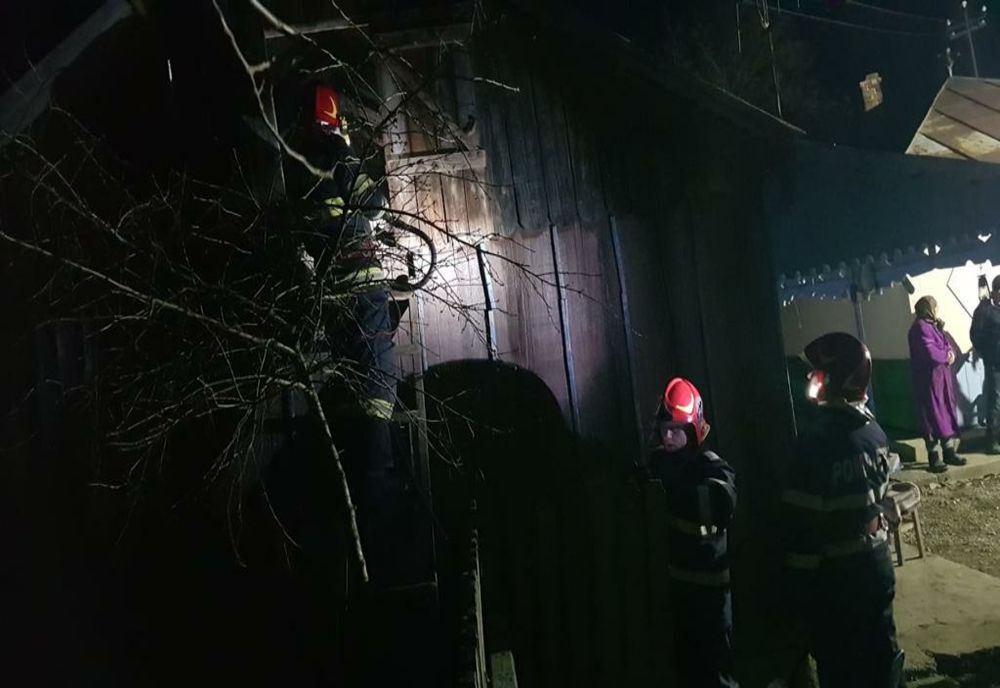 Două familii, la un pas să rămână fără case în toiul iernii