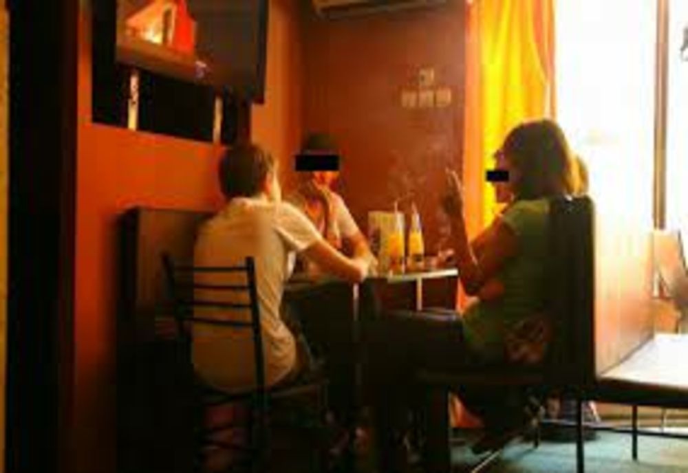 Profesoară din Botoșani, anchetată pentru că a vrut să scoată o elevă dintr-un bar, cu forța