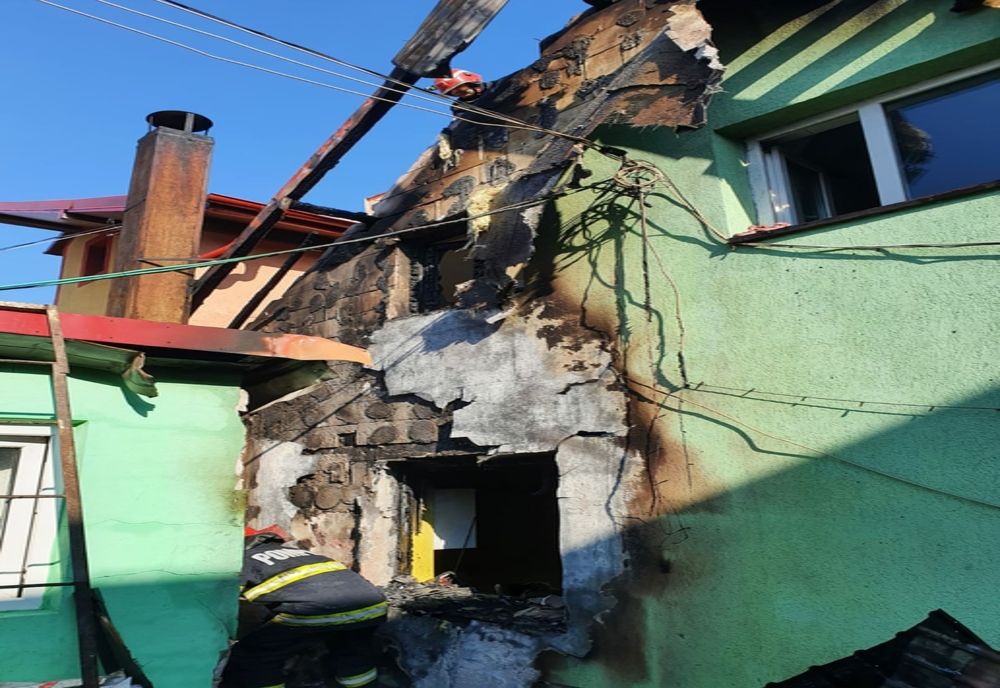 O altă locuință din județ afectată de incendiu, aceeași cauză, coșul de fum neizolat corespunzător