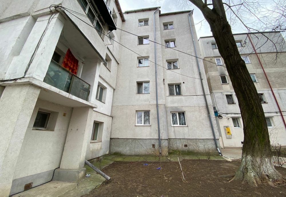 Un copil de doi ani a ajuns la spital în stare foarte gravă după ce a căzut de la etajul trei al unui bloc 