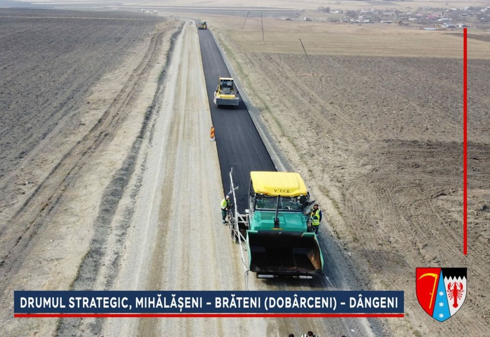 Asfalt turnat pe sectorul Mihălășeni – Dângeni din Drumul Strategic