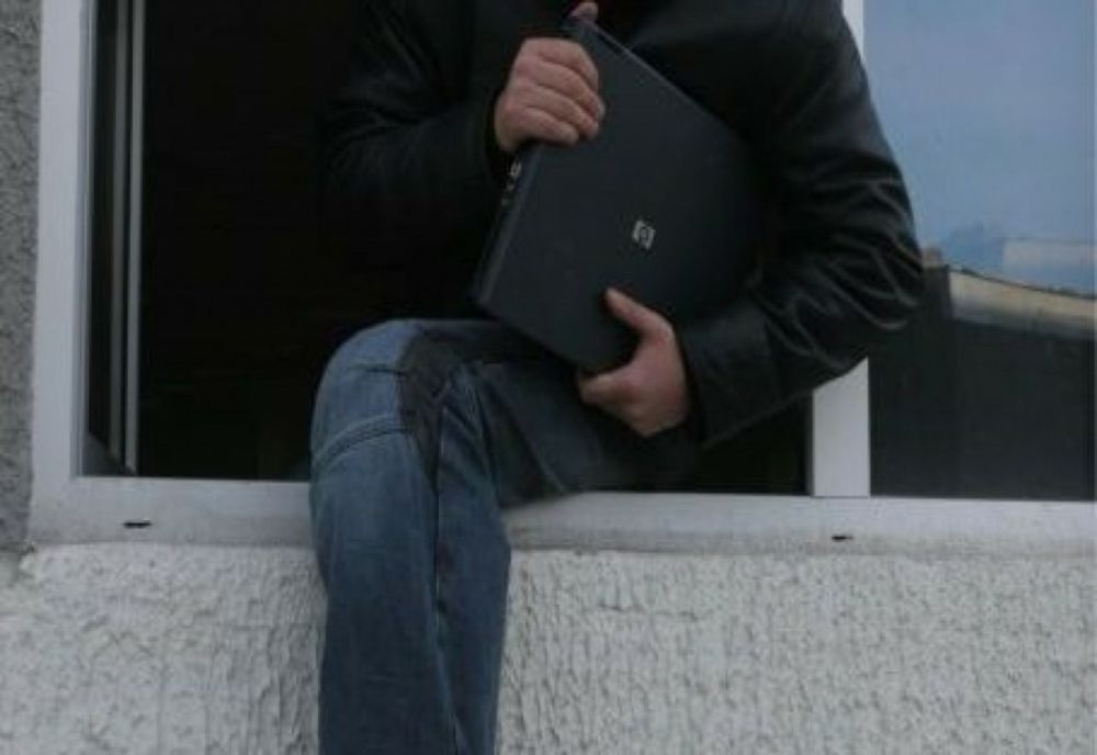 Au spart un magazin din Dorohoi și au furat ce le-a căzut în mână