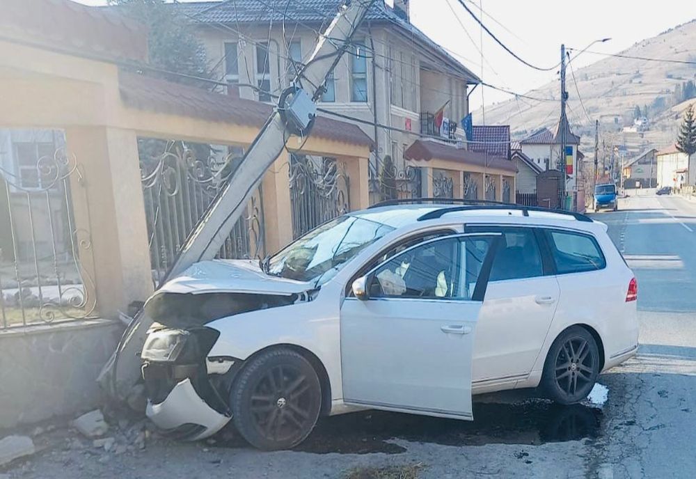 Un șofer din Botoșani a rupt un stâlp de electricitate în județul Neamț