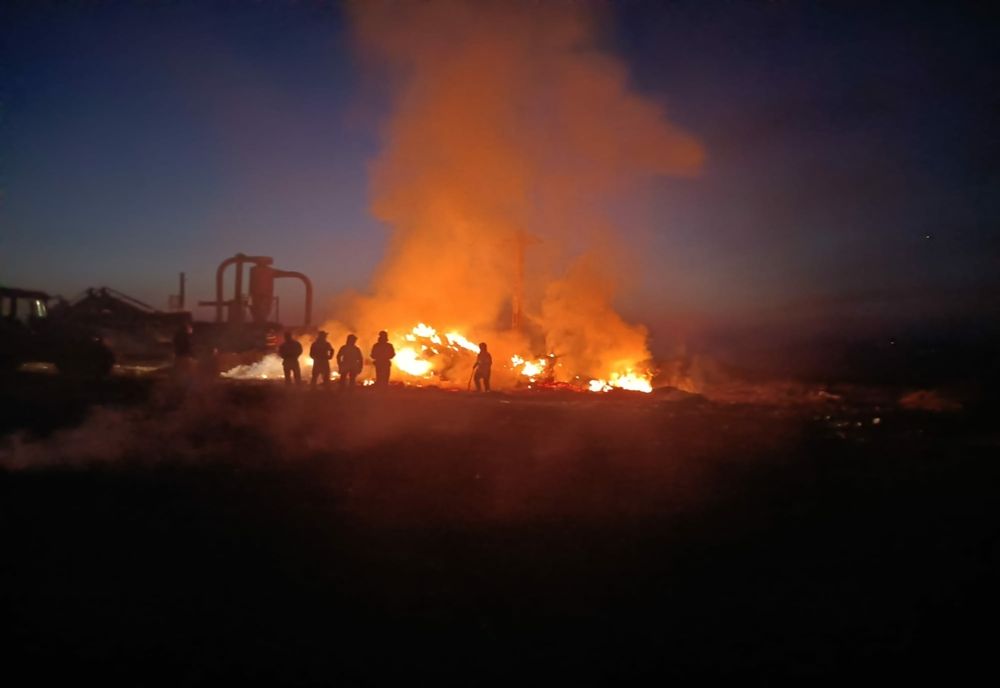 70 de tone de furaje arse într-un incendiu! Focul a fost pus intenționat