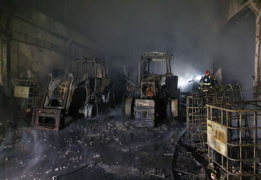 Patru tractoare, două combine și zeci de tone de porumb făcute scrum într-un incendiu