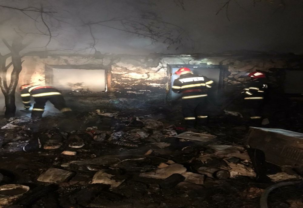 Casă distrusă de flăcări! Focul a pornit de la o țigară aruncată la întâmplare