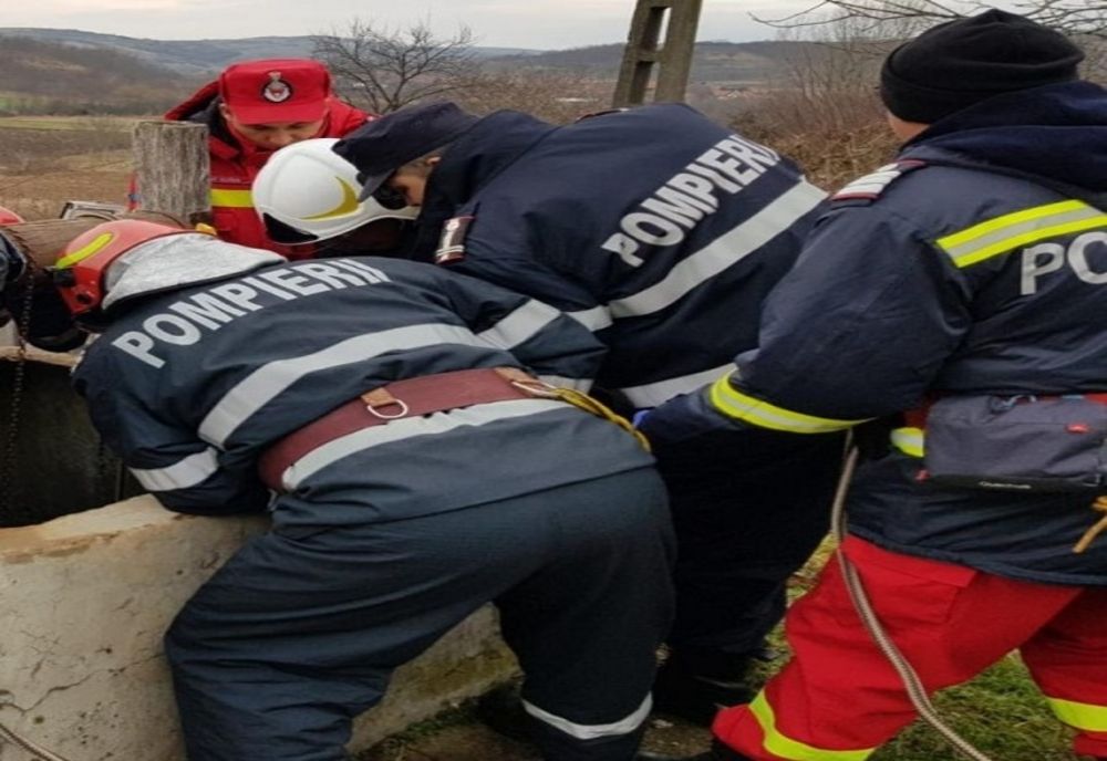 Femeie salvată de pompieri dintr-o fântână