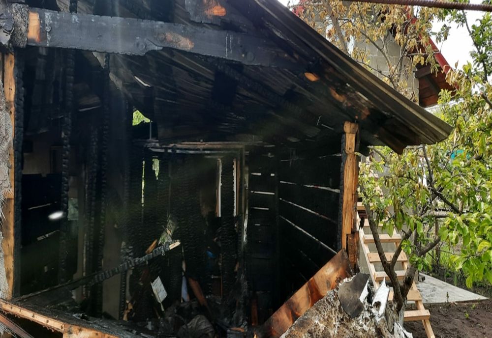 Un scurtcircuit a aprins o bucătărie de vară 