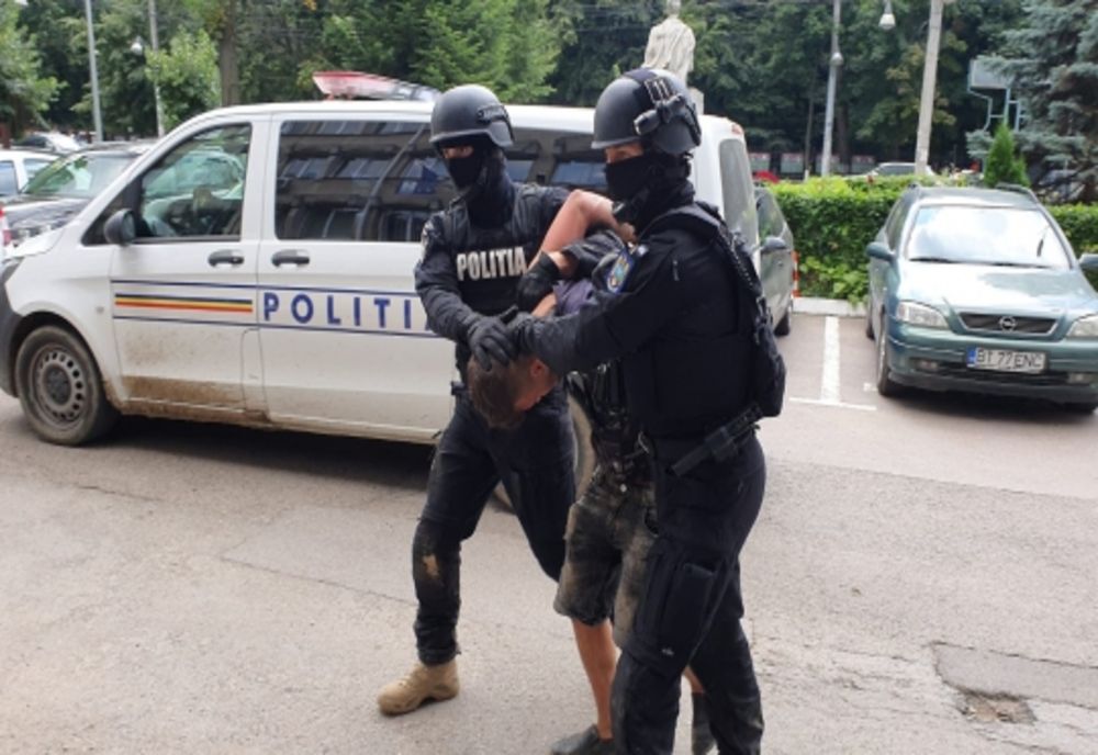 Hoț prins în timp ce fugea cu bunuri furate dintr-un apartament