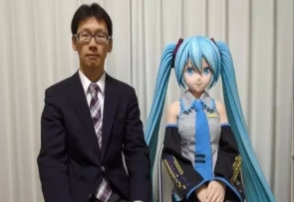 Japonezul căsătorit cu o hologramă, la un pas de divorț din cauza unor probleme tehnice