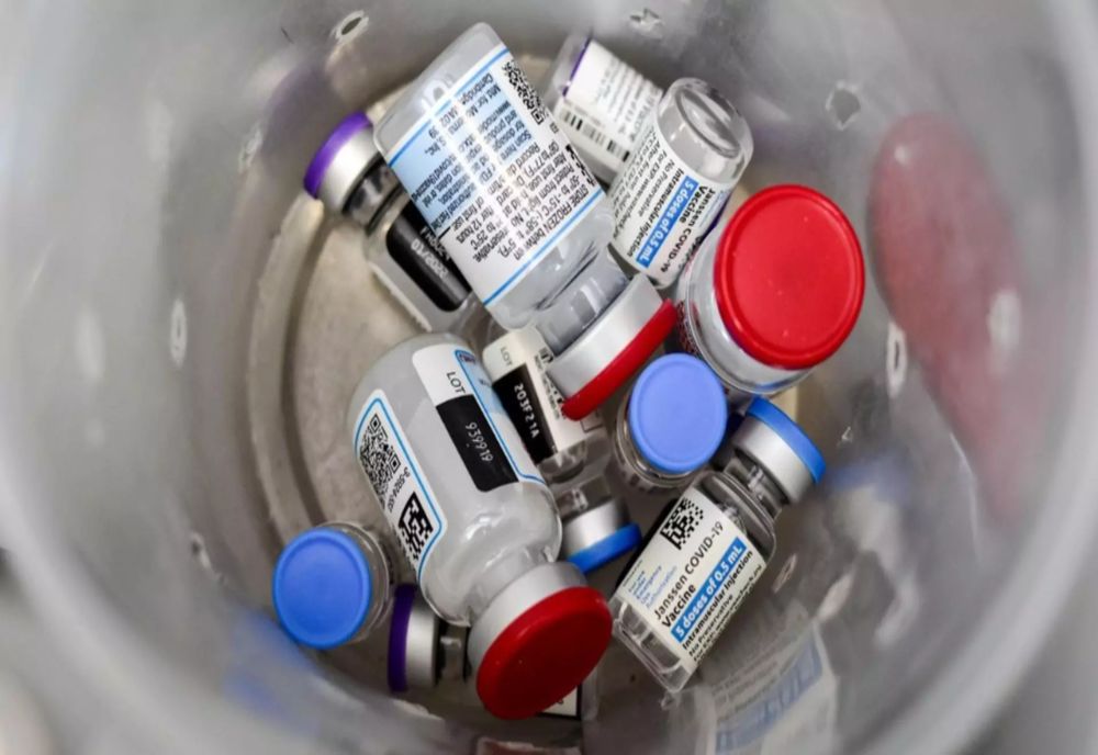 10 țări din Europa de Est, printre care și România, cer Comisiei Europene să le permită RENUNȚAREA la achiziția de vaccinuri anti-Covid. MOTIVELE invocate