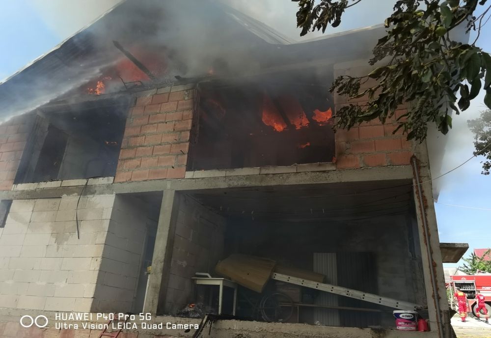 Un incendiu violent a cuprinscasa unei familii din județul Botoșani