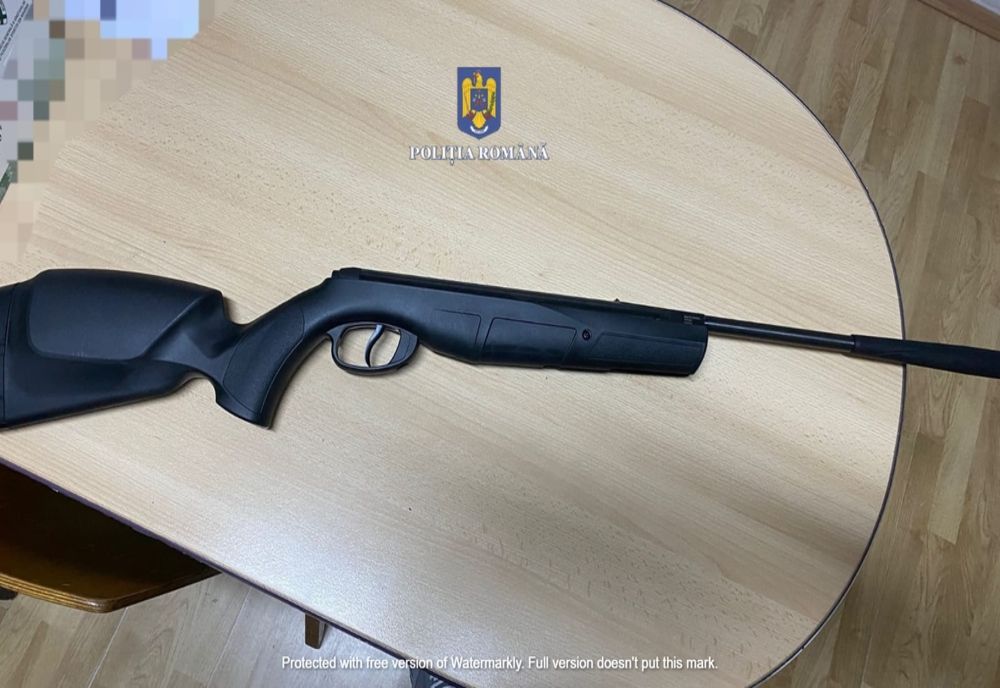 Armă de tir sportiv și 500 de proiectile, descoperite într-o mașină