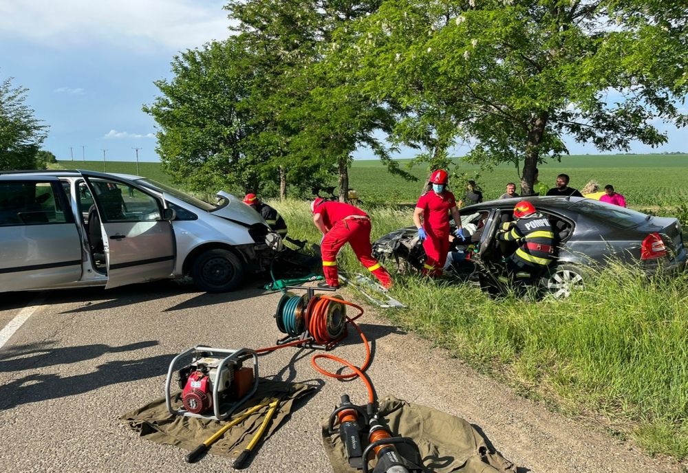 Șapte copii răniți într-un accident rutier, după ce două autoturisme s-au tamponat