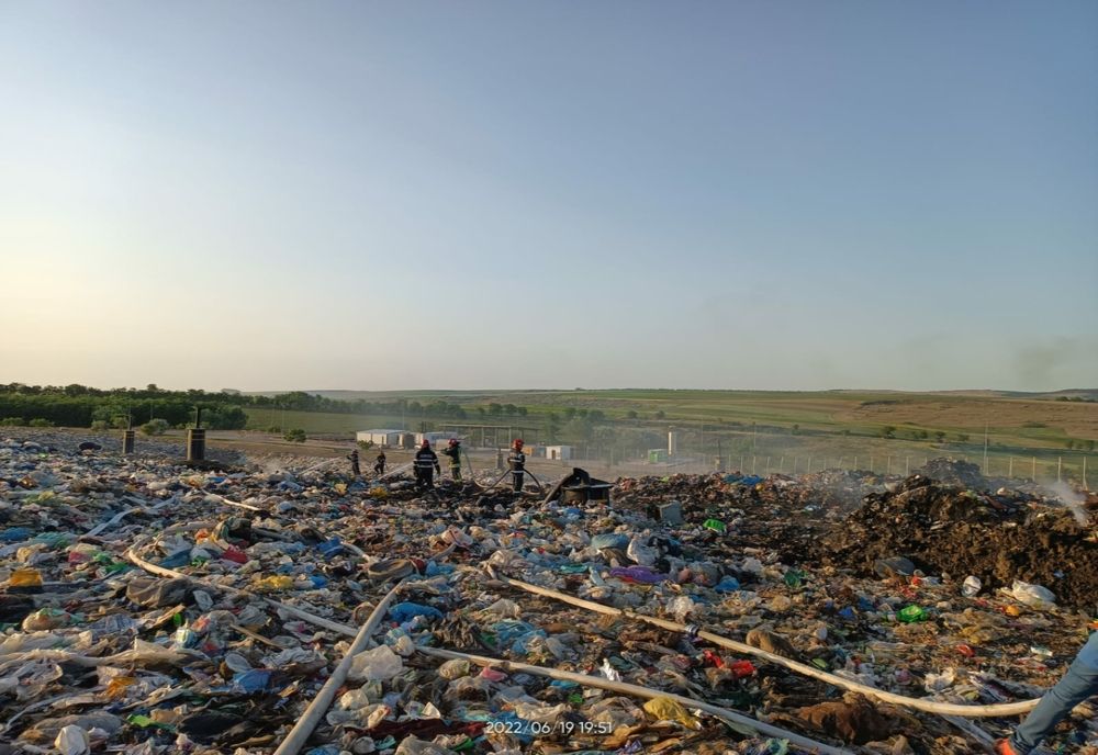 Incendiu la depozitul ecologic de deșeuri de la Stăuceni