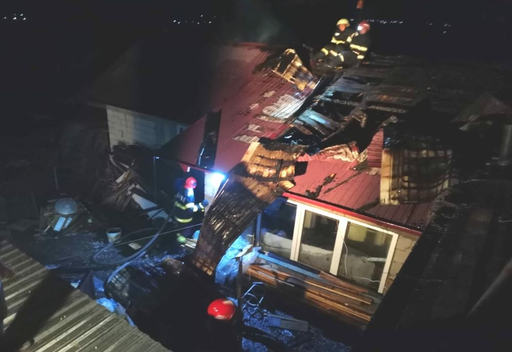 Un coș de fum neprotejat termic față de materialele combustibile a pus în pericol două gospodării