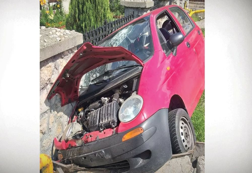 S-a oprit cu mașina într-o troiță! ”Șoferul”, băut și fără permis împreună cu 3 pasageri au fugit !