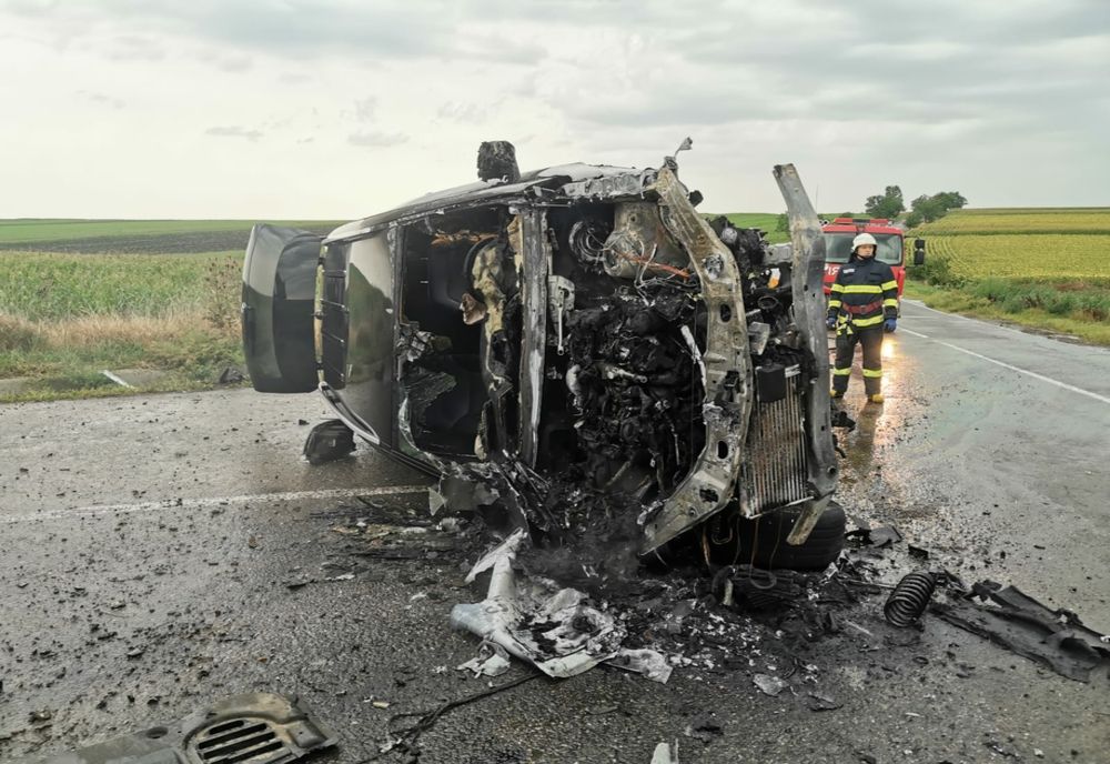 Doi tineri au văzut moartea cu ochii după ce s-au zibit cu mașina de un cap de pod și a luat foc