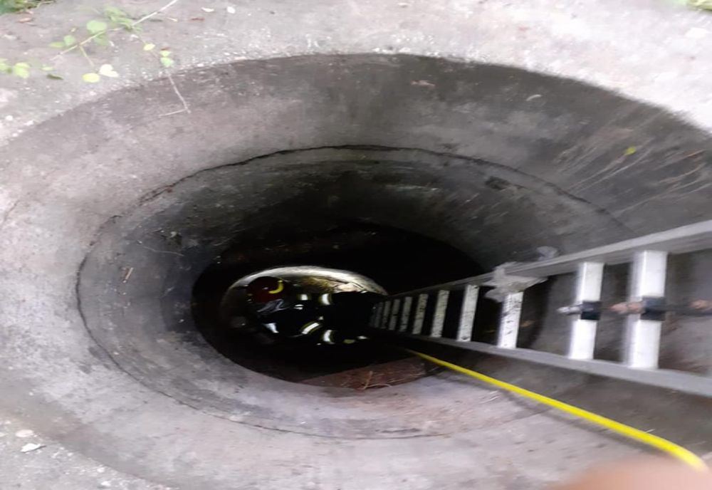 Un bărbat a fost salvat de pompieri după ce a căzut într-o fântână