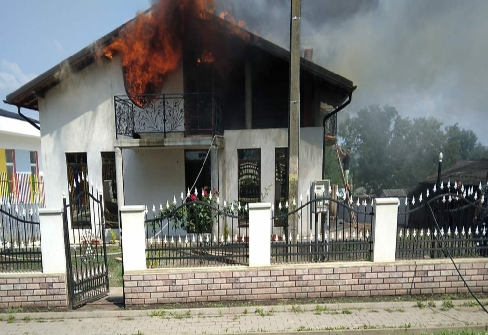 O oală cu mâncare uitată pe foc a distrus o mansardă și acoperișul unei case