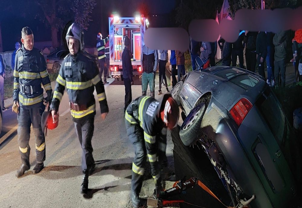 Două persoane au ajuns la spital după ce au lovit un cap de pod și s-au răsturnat cu mașina