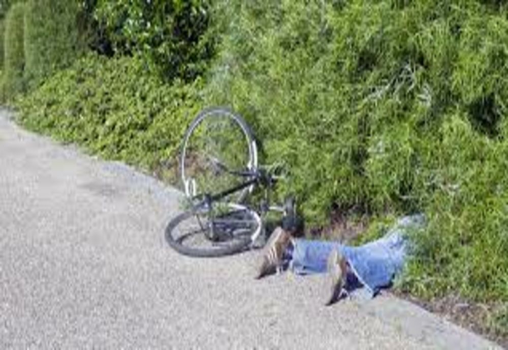 Accident incredibil pe un drum din Botoșani: Un biciclist aproape de comă alcoolică a scăpat de pe ghidon ”pasagerul” 