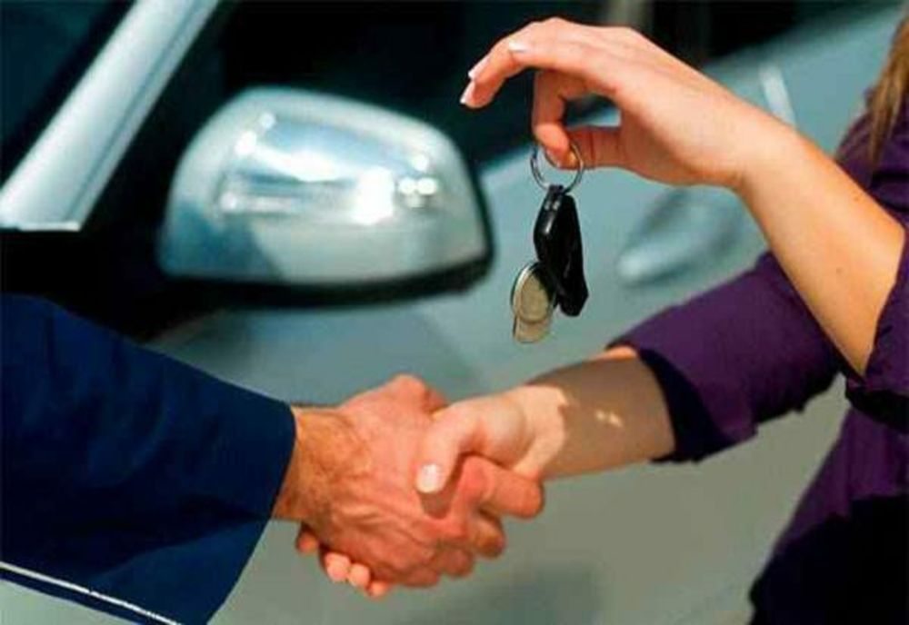 Un tânăr a vrut să impresioneze o fata și i-a dat mașina s-o conducă. Acum, amandoi au dosar penal