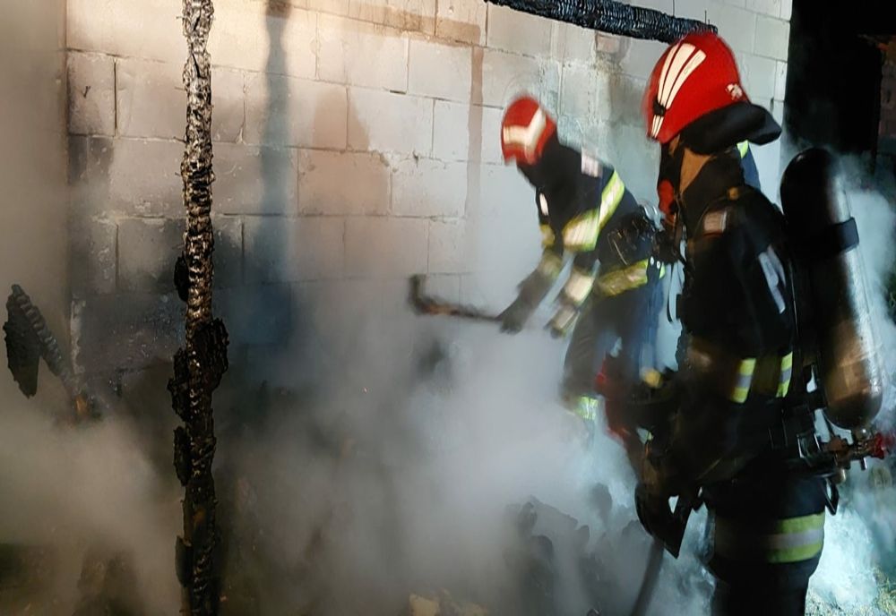 O mamă cu doi copii au rămas fără acoperoș deasupra capului