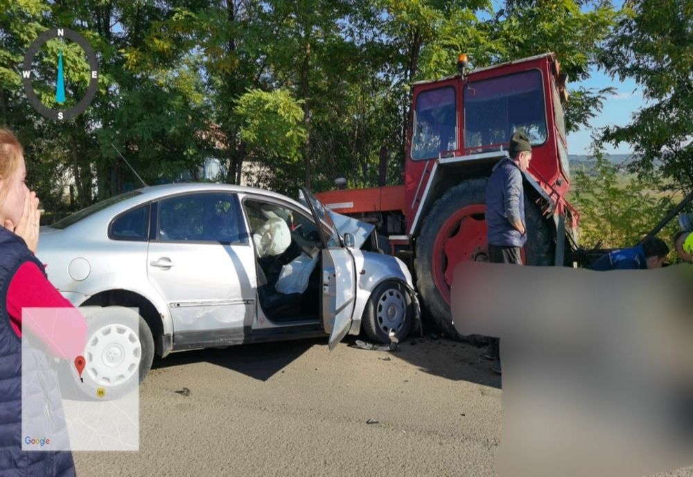 La un pas de tragedie! O șoferiță a intrat cu mașina într-un tractor