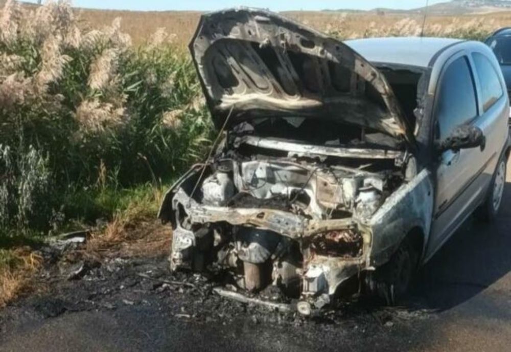 Un autoturism a luat foc în timpul mersului pe un drum din județul Botoșani