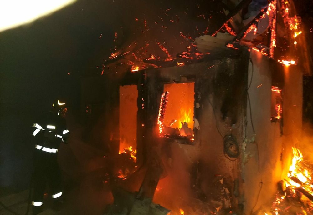 Soț și soție, de 80 și 76 de ani, au ajuns la spital arși pe față și mâini, după ce casa le-a loc foc!