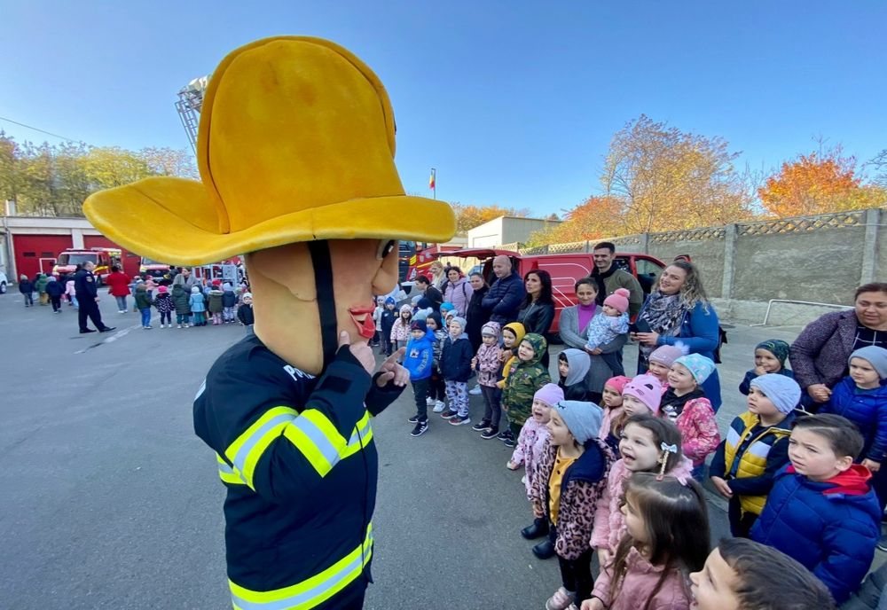 Peste 180 de copii de grădiniță, în vizită la pompieri