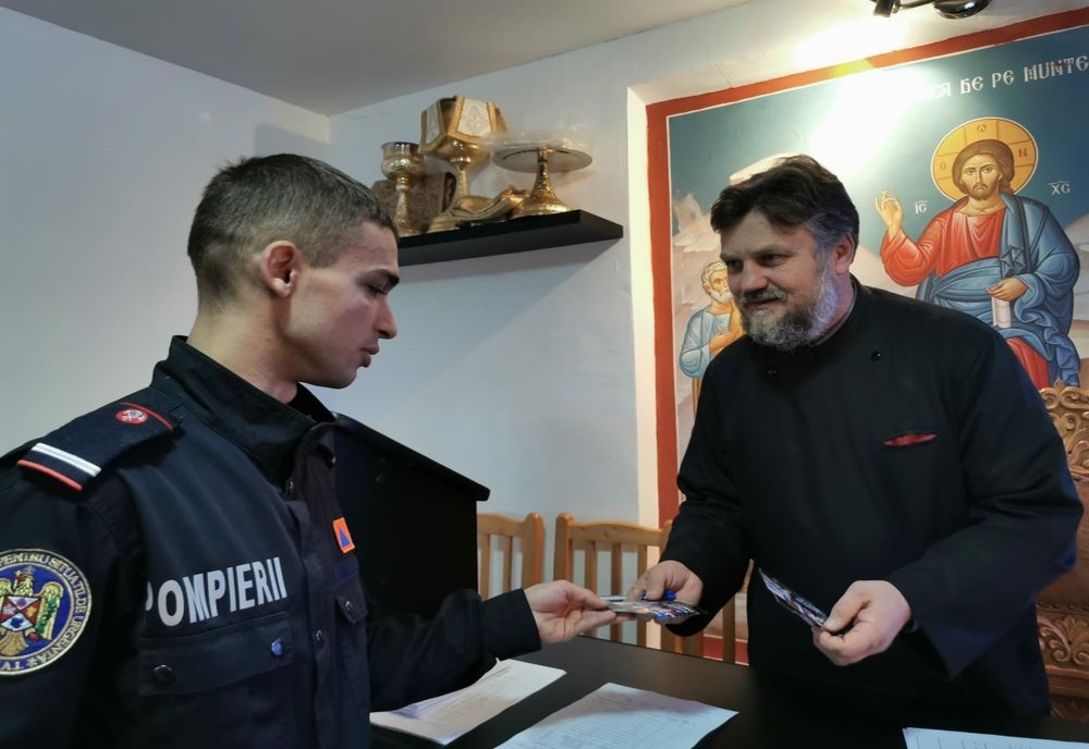Preoții din Protopopiatul Săveni, partenerii pompierilor în cadrul campaniei „Un cămin sigur pentru copilul tău!