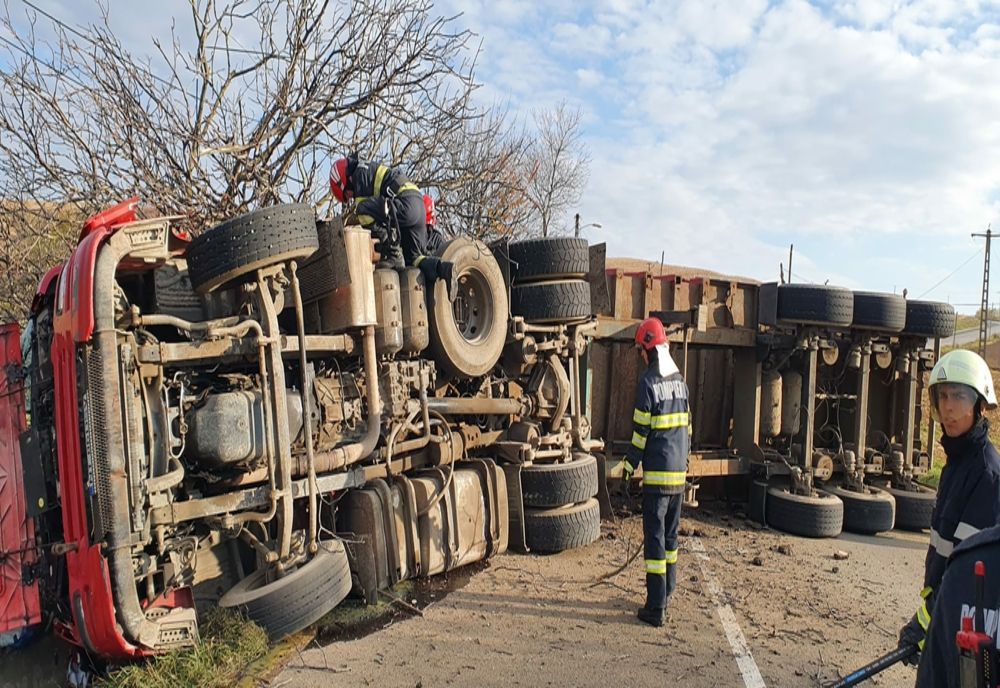 Trafic blocat din cauza unui TIR răsturnat! Șoferul a ajuns la spital- FOTO
