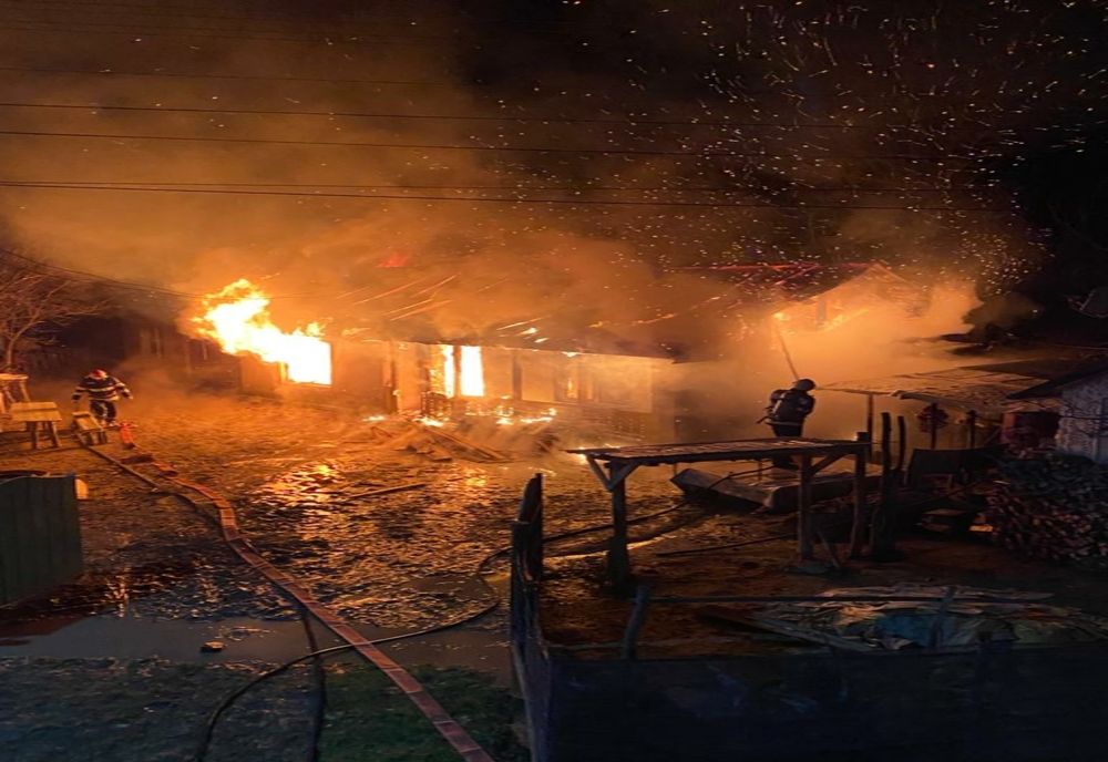 Doi bărbați au rămas pe drumuri după ce casa în care locuiau a ars ca o torță- FOTO