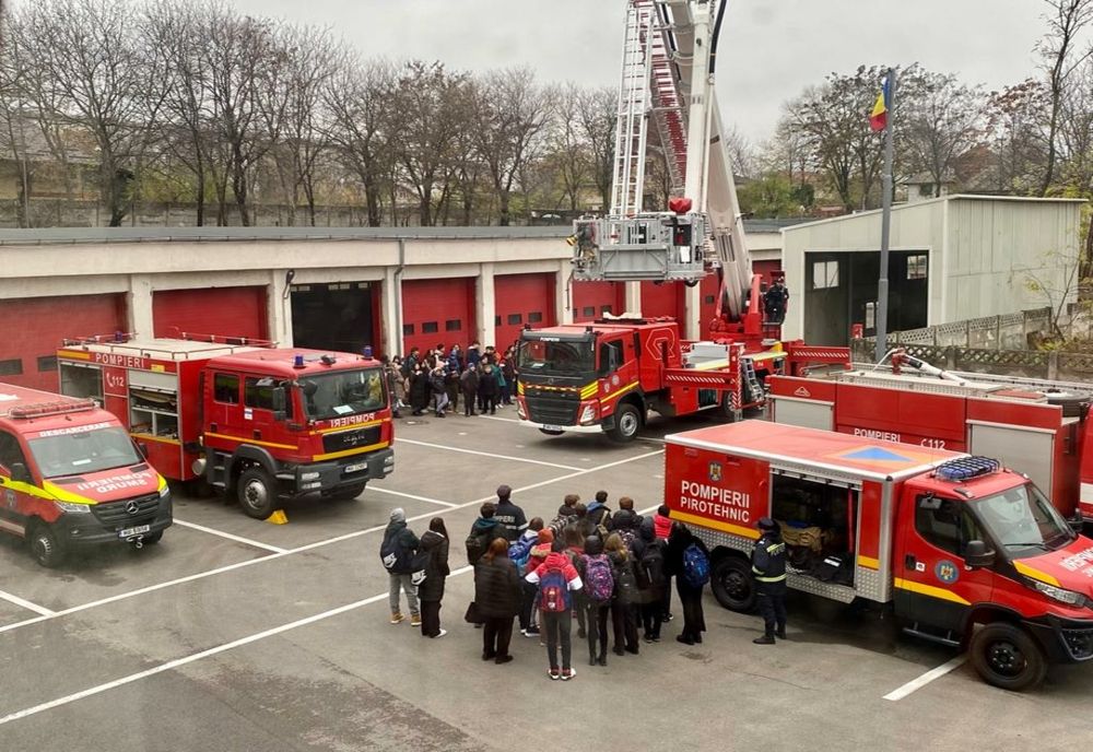 Sute de elevi învățați de pompieri să salveze vieți